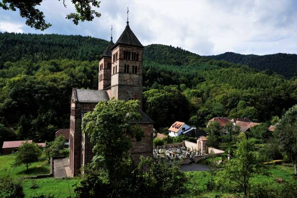 vue panoramique sur l’abbaye et le cimetière dans le village de murbach - murbach photos et images de collection