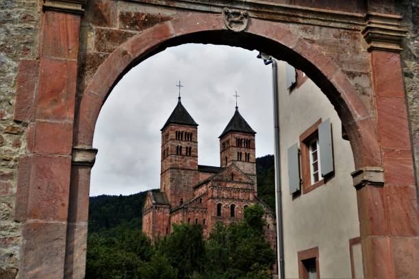 vue à l’abbaye de murbach à travers l’arc de pierre - murbach photos et images de collection