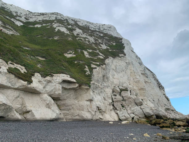 falaises blanches de douvres - north downs scenics western europe southeast england photos et images de collection