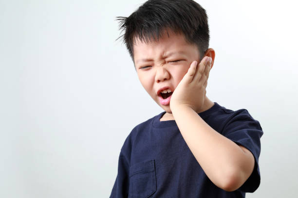 kleiner junge mit zahnschmerzen - human teeth little boys behavior expressing negativity stock-fotos und bilder
