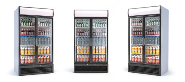 frigorifero con bevande isolate su bianco. set di frigoriferi da vetrina con acqua, birra nad soda nel negozio di alimentari. - frigorifero foto e immagini stock