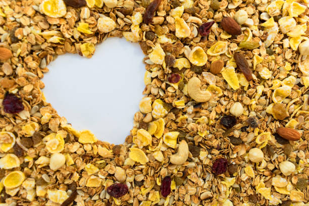 그래놀라로 만든 화이트 하트. 아침 식사와 맛있는 아침 식사의 개념. - granola cereal breakfast stack 뉴스 �사진 이미지
