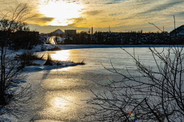 der bunte himmel bei sonnenuntergang an einem klaren tag spielt mit mehreren farben, kontrastierend und reich schöne aussicht auf das leuchten in der nähe des berges - 5905 stock-fotos und bilder