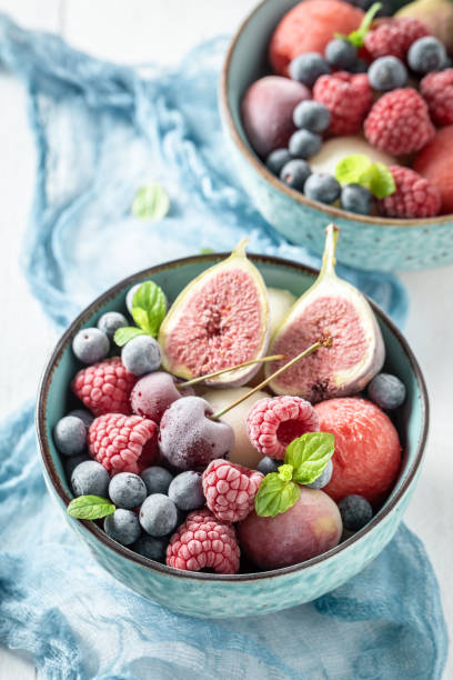 colorido y sabroso sorbete de helado con mezcla de frutas - 7700 fotografías e imágenes de stock