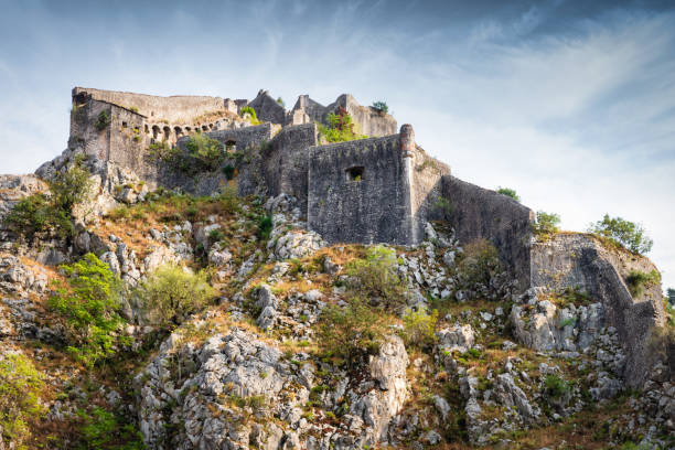 twierdza kotor na szczycie góry st john fortress czarnogóra - kotor zdjęcia i obrazy z banku zdjęć