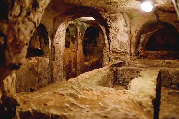 antico cimitero cristiano (catacombe) di san paolo. famoso punto di riferimento storico a rabat, malta. - catacomb foto e immagini stock