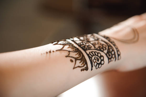 istock Master mehndi draws henna on a female hand. 1226626262