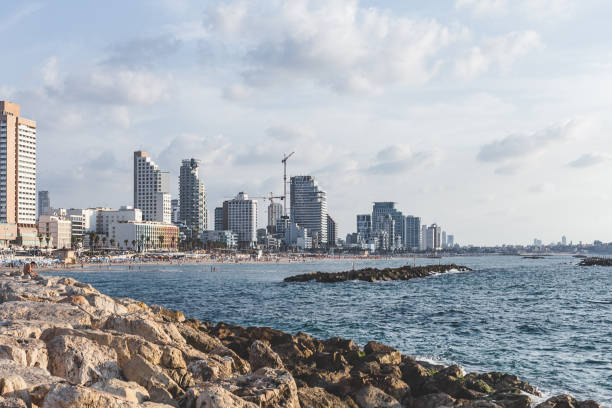 calçadão de tel aviv - israel tel aviv skyscraper seascape - fotografias e filmes do acervo