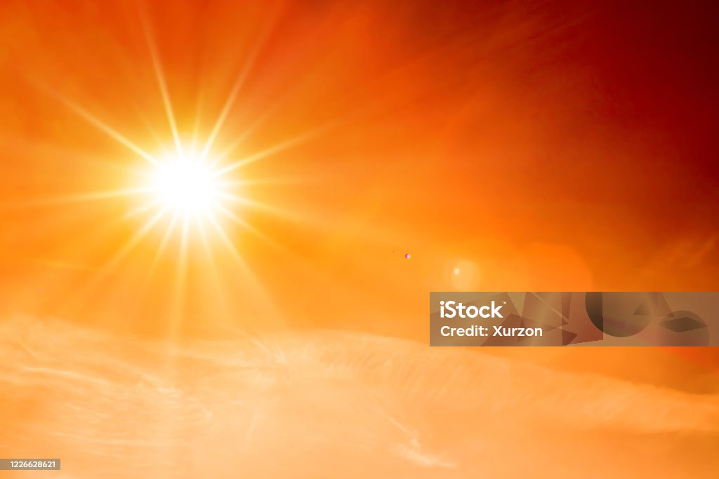 Summer background, orange sky with clouds and bright sun - Royalty-free Calor Foto de stock