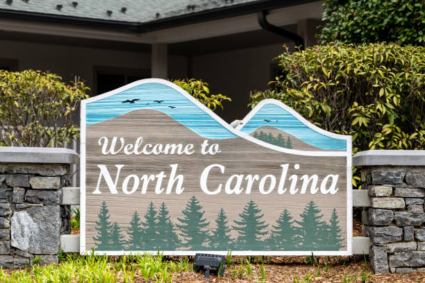 sosta sulla strada autostradale in north carolina con cartello di benvenuto al centro visitatori - blue ridge mountains mountain range north carolina tennessee foto e immagini stock