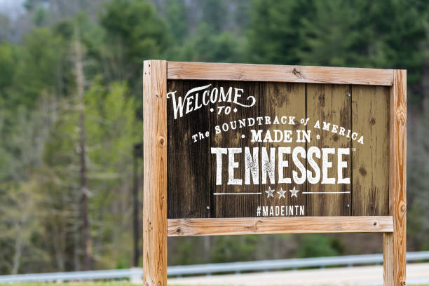 Welcome to Tennessee sign at border with wooden board Walnut Hill, USA - April 19, 2018: Welcome to Tennessee sign at border with wooden board and text for soundtrack of America and hashtag tennessee road sign stock pictures, royalty-free photos & images