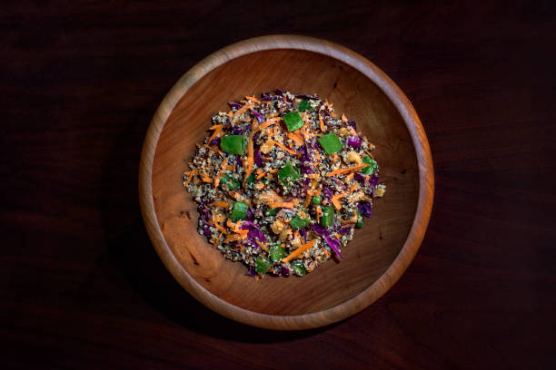 ensalada vegana de quinua, cacahuete y verduras - peanut bowl nut circle fotografías e imágenes de stock