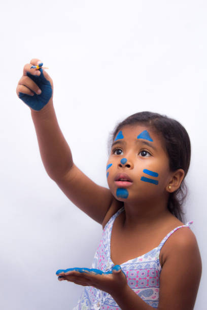 piękna dziewczynka z rękami w farbie - child art and craft latin american and hispanic ethnicity little boys zdjęcia i obrazy z banku zdjęć