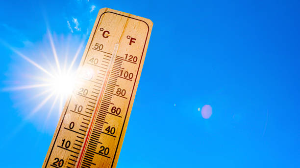небо с ярким солнцем и термометром - heat стоковые фото и изображения