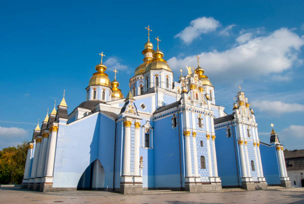 cappella del monastero di san michele a kiev, ucraina - kyiv orthodox church dome monastery foto e immagini stock