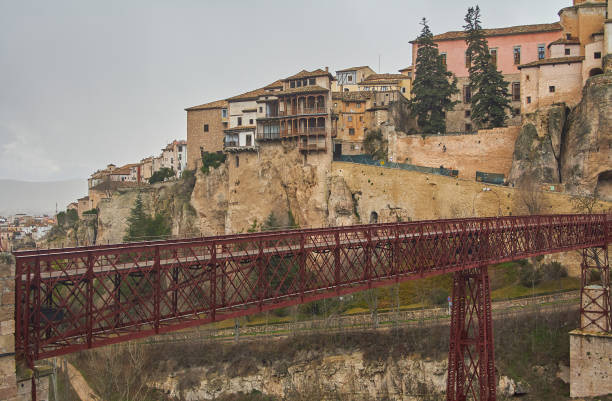 vue des maisons suspendues de cuenca en hiver - cuenca province photos et images de collection