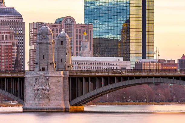 vista di longfellow bridge,boston,massachusetts al mattino. - boston charles river skyline massachusetts foto e immagini stock