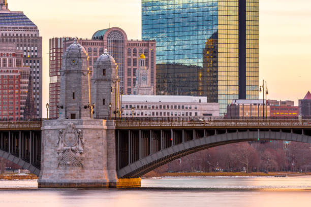 вид на мост лонгфелло, бостон, массачусетс утром. - boston charles river city skyline стоковые фото и изображения