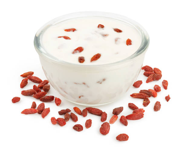 yogourt sain blanc dans un bol avec des baies de goji sur le fond blanc - dried fruit variation healthy eating snack photos et images de collection