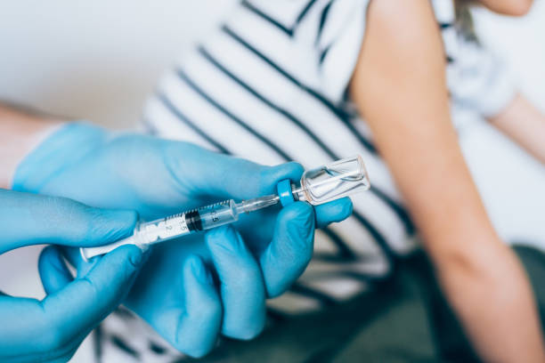 백신을 받고 있는 작은 아이. - syringe injecting vaccination medicine 뉴스 사진 이미지
