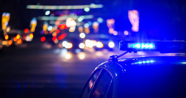 luces de coche de policía de la noche en la ciudad - primer plano con enfoque selectivo y bokeh - accidente de tráfico fotos fotografías e imágenes de stock