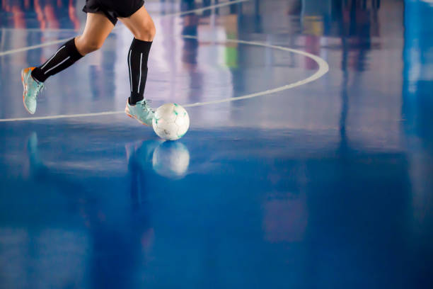 palla sfocata dopo che il giocatore di futsal la controlla per sparare in porta. - futsal indoors soccer ball soccer foto e immagini stock