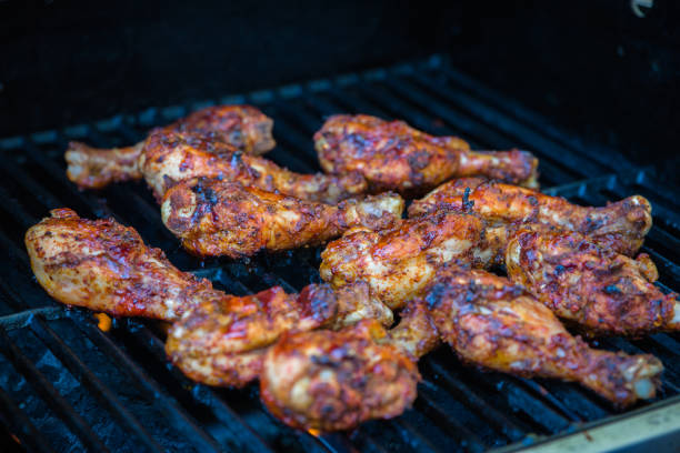 feche o frango de churrasco na grelha - grilled chicken chicken barbecue fire - fotografias e filmes do acervo