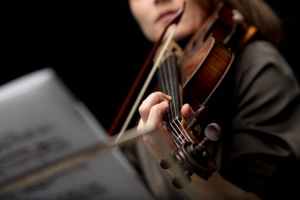 geigerin spielt eine klassische barockvioline - practicing music violin women stock-fotos und bilder