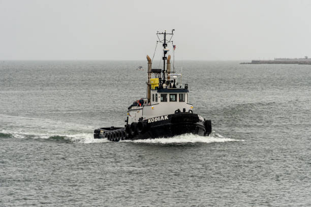 tug kodiak returning to new bedford - eastman kodak company fotos imagens e fotografias de stock