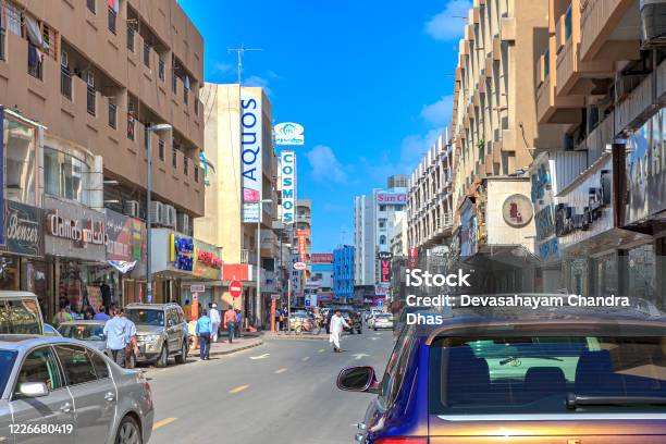 Dubai Bae Kalabalık Bur Dubai Street Halk Meena Çarşısı Olarak Anılacaktır Yoğun Araç Trafiği Ile Öğleden Sonra Güneş Işığında Stok Fotoğraflar & Adamlar‘nin Daha Fazla Resimleri