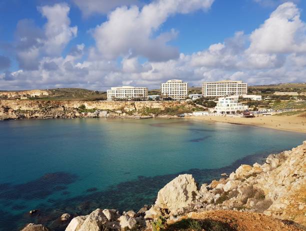 la bahía dorada y la playa, malta - golden bay fotografías e imágenes de stock