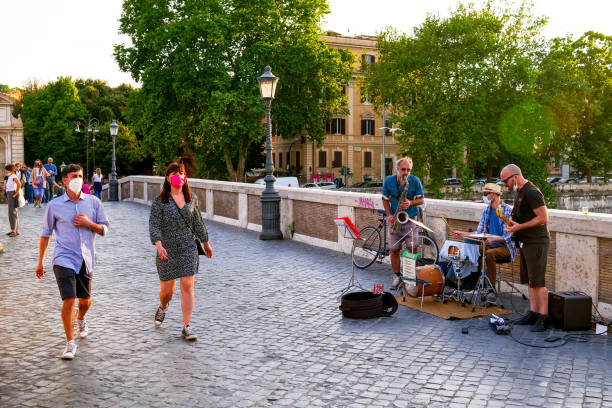 alcuni musicisti di strada suonano lungo ponte sisto nel quartiere trastevere nel centro storico di roma - ponte di strumento musicale foto e immagini stock