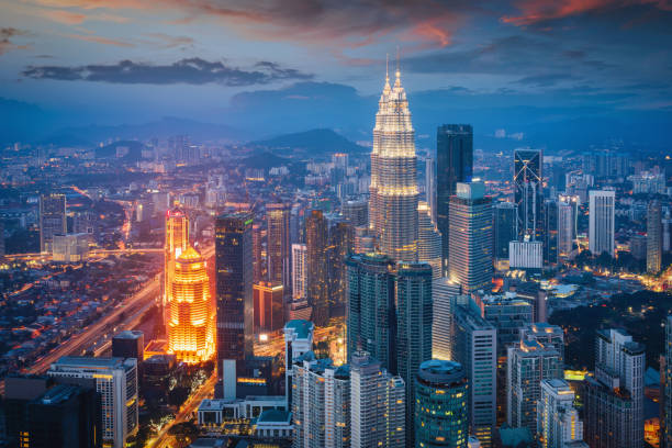 petronas torri gemelle sunset twilight kuala lumpur illuminato paesaggio urbano - malaysia foto e immagini stock