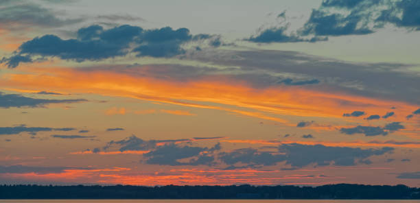 fond de paysage nuageux romantique au crépuscule - ciel romantique photos et images de collection