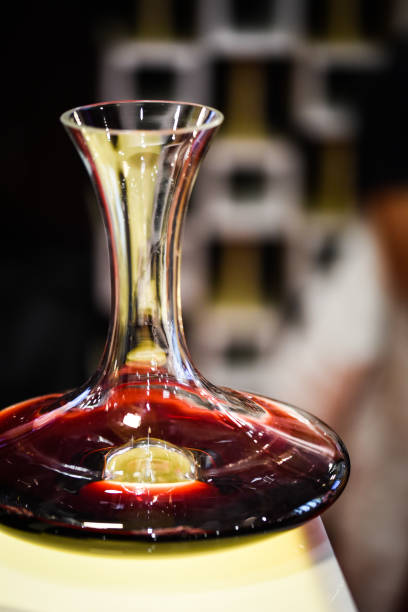 хрустальное вино декантер крупным планом - decanter crystal carafe glass стоковые фото и изображения