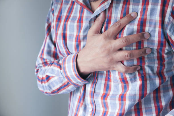 회색 배경에 가슴 통증이있는 남자 - pulse trace human cardiovascular system heart shape heart disease 뉴스 사진 이미지
