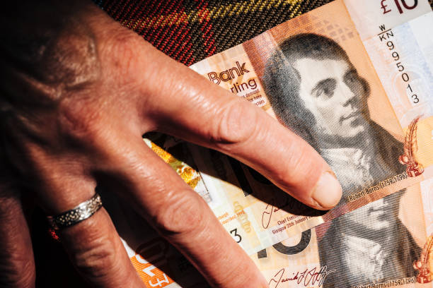 mano femenina sosteniendo un abanico de notas británicas de diez libras. - robert burns fotografías e imágenes de stock