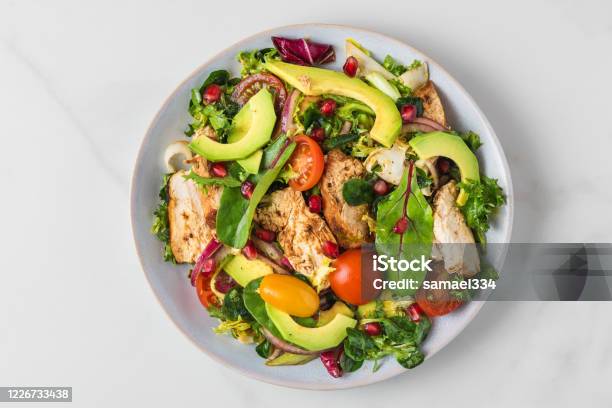 Salad Với Ức Gà Nướng Bơ Hạt Lựu Và Cà Chua Trên Nền Trắng Dạng Xem Trên Cùng Hình ảnh Sẵn có - Tải xuống Hình ảnh Ngay bây giờ
