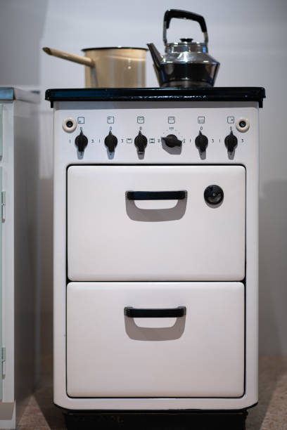 40's style stove and tea kettle More retro style kitchens...