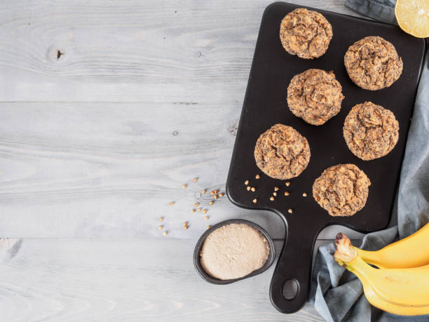 muffin alla banana con farina di grano saraceno e semi di papavero - muffin freedom breakfast photography foto e immagini stock