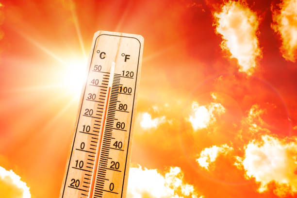 de achtergrond van de zomer, oranje hemel met wolken en heldere zon - thermometer stockfoto's en -beelden