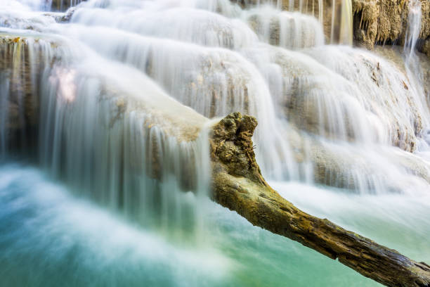 chute d’eau et couleur d’eau émeraude bleue dans le parc national d’erawan. - waterfall tropical rainforest erawan thailand photos et images de collection
