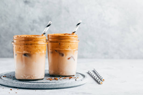 caffè dalgona. caffè freddo con schiuma montata cremosa e latte di mandorla. - caffè ghiacciato foto e immagini stock