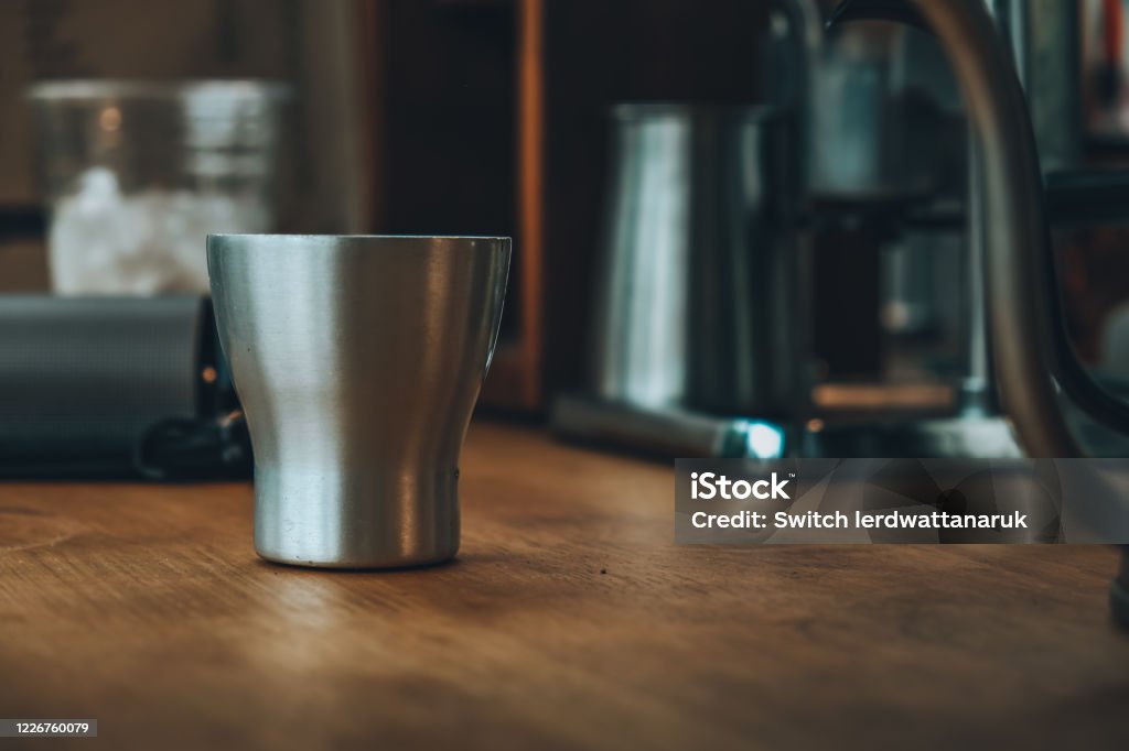 Öğütülmüş kahve fincanının yakın çekim,Kahve demlemenin alternatif yolları - Royalty-free Ahşap Stok görsel Öğütülmüş kahve fincanının yakın çekim,Kahve demlemenin alternatif yolları - Royalty-free Ahşap Stok görsel