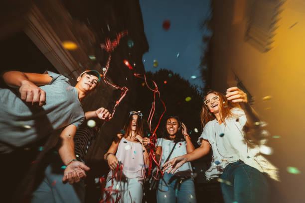 movida mega fest på gatorna: vänner gå vilda firar covid-19 lockdown - happy slowmotion bildbanksfoton och bilder
