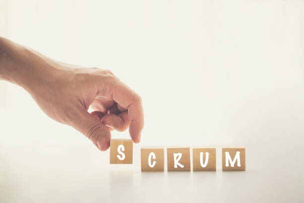 agile und scrum in software-entwicklungskonzepte, hand wählen holzwürfel und platzieren sie mit text, um das wort scrum zu füllen. broschüre design-vorlage, karte, banner mit kopierraum für etikettentext. - iterative stock-fotos und bilder