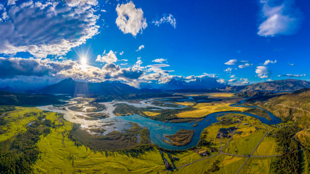 река серрано с видом на серро торре, торрес-дель-пейн, чили - patagonian andes стоковые фото и изображения