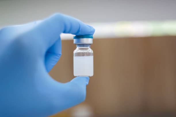New vaccine covid-19 vial dose flu shot drug needle syringe,concept medical test vaccine coronavirus hypodermic injection treatment disease prevention immunization illness disease.selective focus. nueva vacuna covid-19 vial dosis de gripe inyección de fármaco jeringa de aguja, concepto de prueba médica vacuna coronavirus tratamiento de inyección hipodérmica tratamiento enfermedad prevención enfermedad de inmunización enfermedad enfermedad.enf