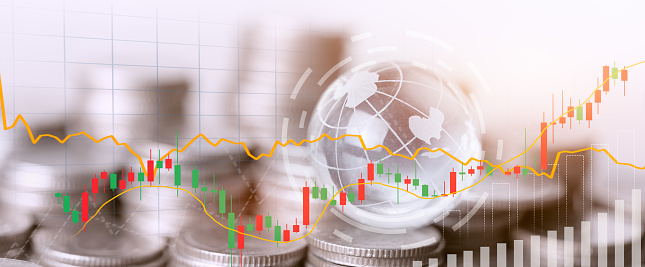 Apilar monedas y gráfico del mercado de valores financieros. photo