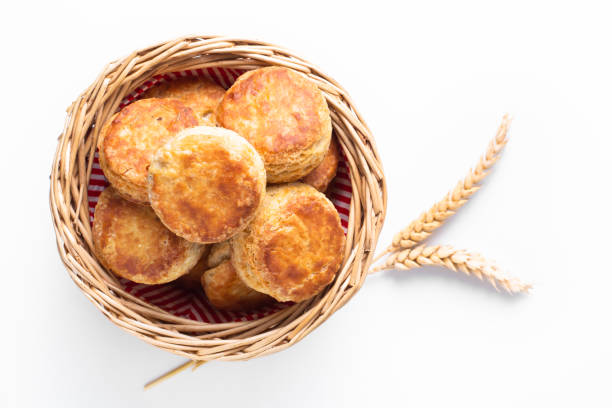 concept de nourriture lait de beurre de croûte brunie maison biscuits américains ou scones avec espace de copie - biscuit au babeurre photos et images de collection